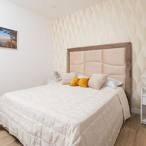 Nonno Angelo - 4 Bedrooms With Free Parking & Seaview Balcony